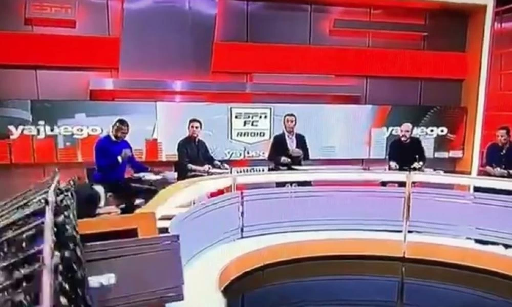 Δημοσιογράφος καταπλακώθηκε από γιγαντοοθόνη σε ζωντανή μετάδοση